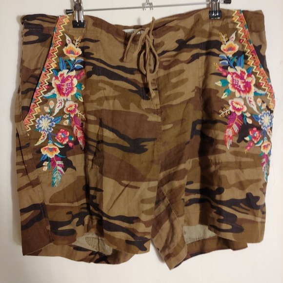 Johnny Was Imani Camo 100% Linen Embroidered Floral Boho PullOn Shorts Pockets M